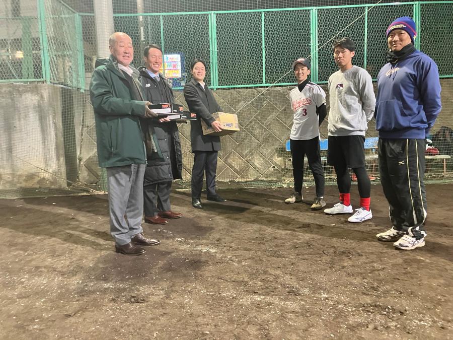 横浜中央クラブさんへボール贈呈しました。